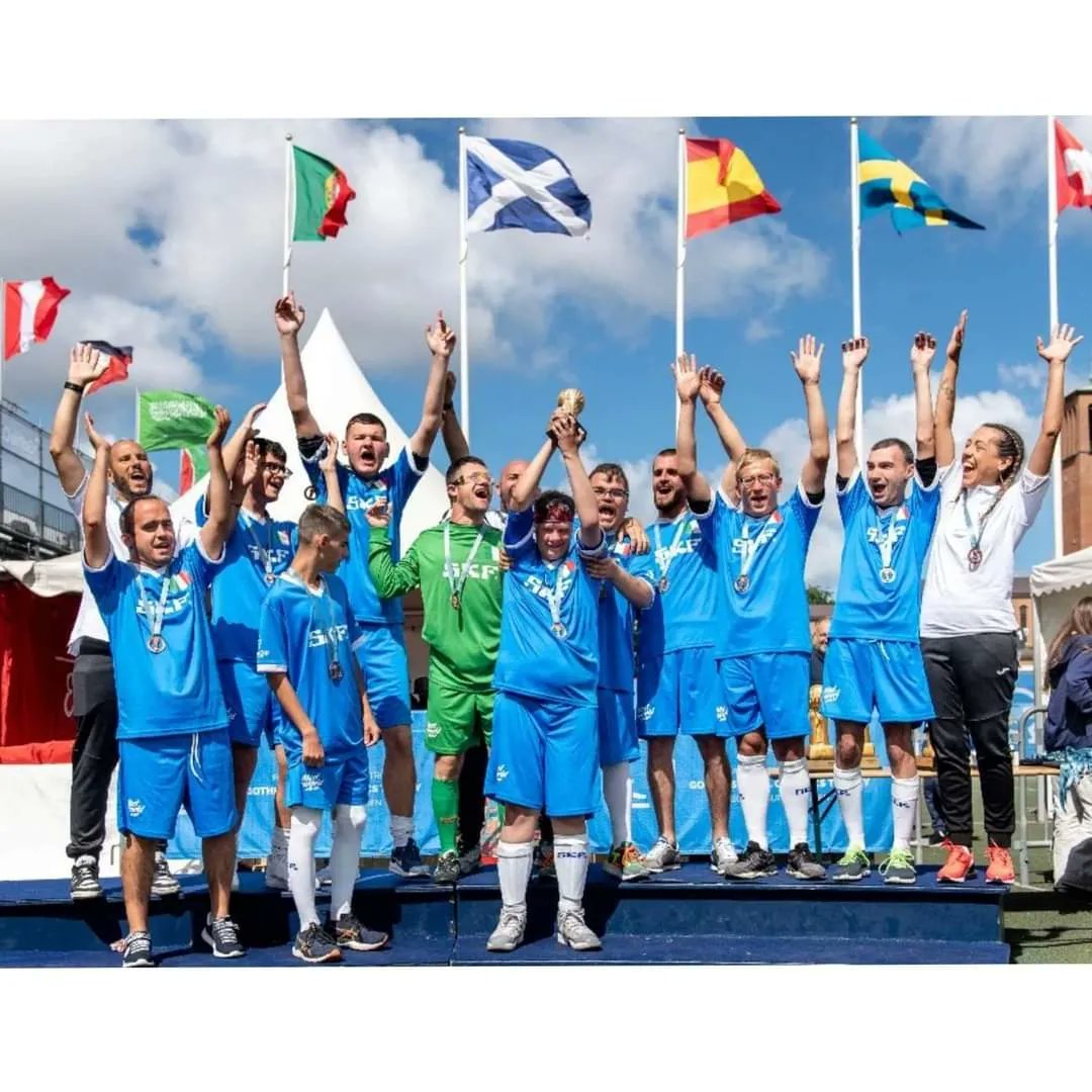 SOItalia's tweet image. 🙌⚽🥉Hanno partecipato al più grande torneo internazionale Giovanile di calcio al mondo. Eh si! Hanno vinto la medaglia di bronzo! 😎 specialolympics.it/una-delegazion…

#gothiacup | #sport | #sportfun #SpecialOlympics | #sardegna #cagliari | #galtelli | #soccer | #sweden | #love | #skf