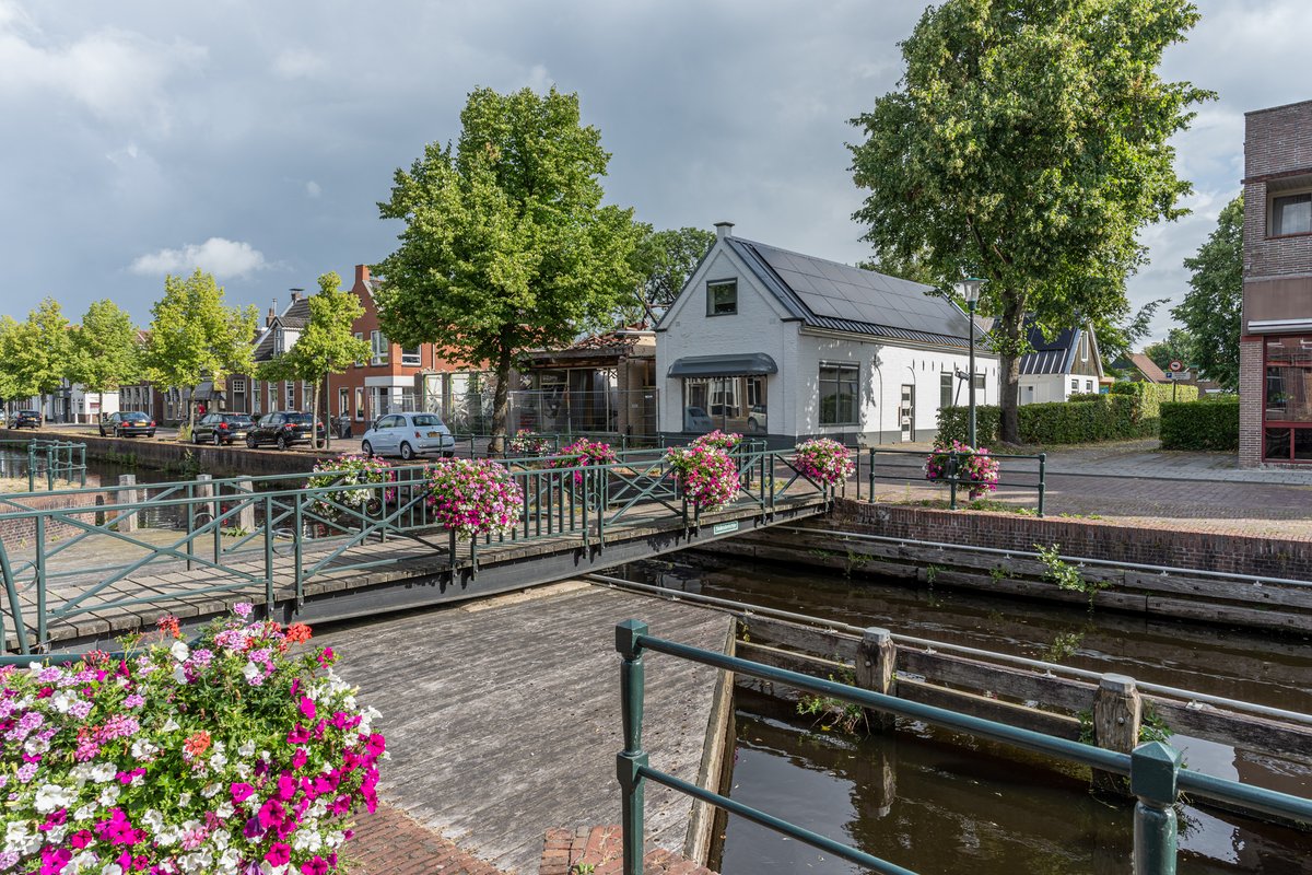 SierdMoll's tweet image. Wonen in hartje centrum, met uitzicht op de langsvarende bootjes en alle winkels en terrassen op loopafstand. Deze 2/1 kap woning aan de wal is deels verbouwd maar dient verder naar eigen inzicht en smaak nog te worden afgewerkt. 

 #SierdMollMakelaars #TeKoop