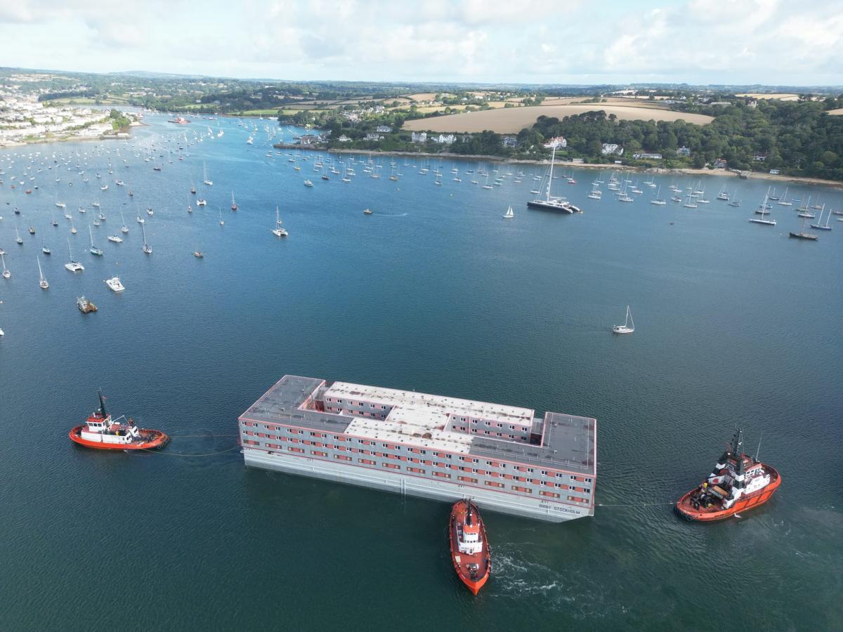 mondonedoferrol's tweet photo. 🗨 Mons. Fernando García Cadiñanos: "El barco flotante #BibbyStockholm, una imagen vergonzosa que nos deshumaniza. Acojo y hago mías la palabras del Papa: “Es inaceptable que los cristianos compartan esta mentalidad y estas actitudes..."

📸 D. Barker https://t.co/lRzTRTTvDy