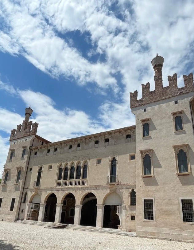 TurismoVeneto's tweet image. Villa Porto-Colleoni-Thiene è il castello al centro della città di #Thiene. Costruita prima dell’opera di Andrea Palladio, portò in terraferma lo stile dei fondaci di Venezia mettendolo a servizio dell’agricoltura.

🔗 tinyurl.com/2wbmwzkt

#VisitVeneto

📷 IG mil_al_basso
