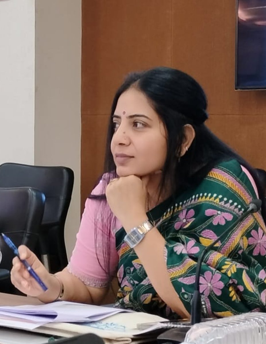 बच्चे परिवार, राज्य और देश के भविष्य होते हैं। बच्चों को कुपोषण से बचाना राज्य सरकार की प्राथमिकता है।उक्त बातें मनरेगा आयुक्त-सह-महानिदेशक राज्य पोषण मिशन, श्रीमती <a href="/RSB_85/">Rajeshwari B 🇮🇳</a>, ने आज प्रोजेक्ट भवन परिसर सभागार में समर अभियान कार्यक्रम की प्रगति  समीक्षा बैठक में कहीं।1/2
