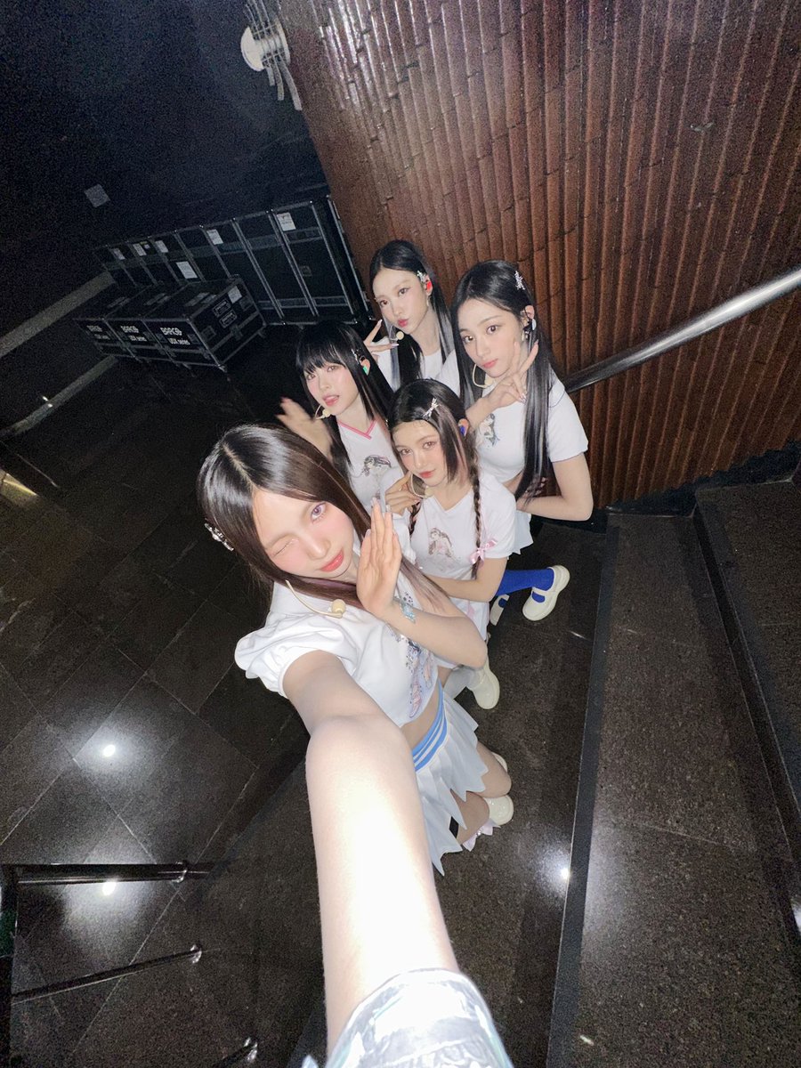 오늘 super shy,eta,cool with you 까지…!
무려 3곡이나 하게 되어 너무 즐거웠어요~ 오늘 무대가 버니즈에게도 좋은 에너지,시간 되었길 바라요!!
버니즈 고마워요~! 뉴진스도 버니즈 에너지받고 즐거웠어요 ☺️

#뉴진스 #NewJeans