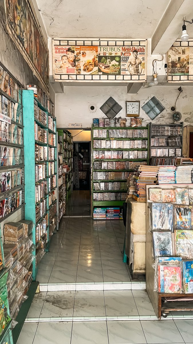 sintiaastarina's tweet image. Ada tempat sewa komik murah di Solo ‼️

Katanya udah ada sejak 1995. Di sini ada Haikyuu!!, Conan, Naruto, One Piece, Sentaro, Kariage Kun, Serial Cantik, Dragon Ball, Hai, Miiko!, dan banyak lainnya. Mana judul-judulnya selalu di-update pula.