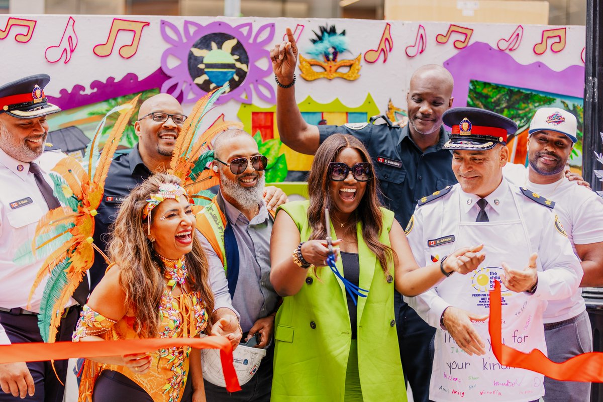 Carnival Season begins with a celebration at HQ unveiling our <a href="/GoTOCarnival/">Toronto Carnival</a> float being used in the Junior Carnival Parade in Malvern tomorrow
tps.ca/media-centre/s…