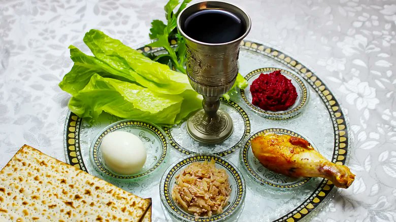 ‘The customary #Passover menu of Ashkenazi Jews (who historically settled in Germany, France, and later Eastern Europe) includes matzoh ball soup, gefilte fish, roast chicken, beef brisket, potato kugel, and coconut macaroons’.

https://t.co/snSpcKeWaS https://t.co/LnEWoNlXj0