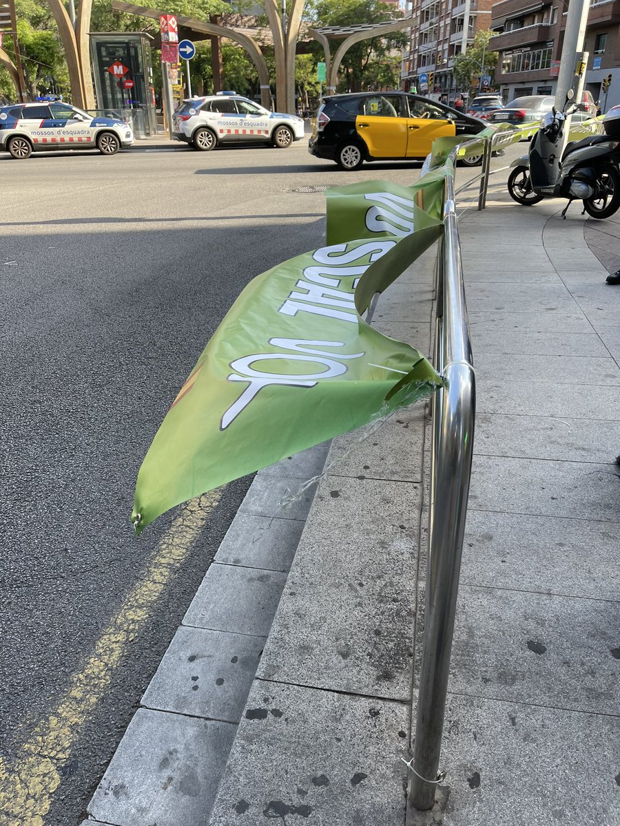 DemosBertran's tweet photo. Està permès fer servir mobiliari urbà per propaganda electoral? 

Se suposa que està destinat a protegir els ciutadans de peu del tràfic  i no col·locar pancartes que distreuen els conductors…

Aquí a Plaça Virrei Amat
@bcn_ajuntament @Bcn_NouBarris @GUBBarcelona @jaumecollboni https://t.co/JJRTqM9lAf