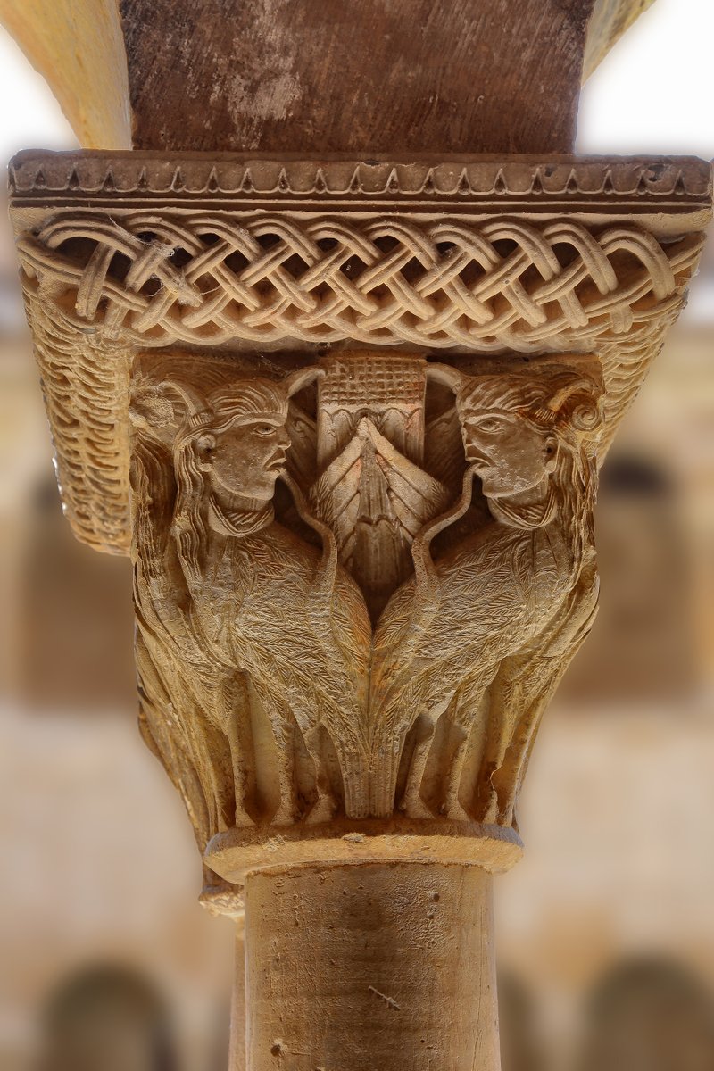 Jacqueline Leclercq-Marx @ULBruxellesnos habla de la caracterización humana híbrida en las criaturas medievales como medio de expresión de la dualidad del hombre entre el bien y el mal. Desde los modelos clásicos de criaturas como lamias, quimeras, esfinges, mantícoras o sátiros