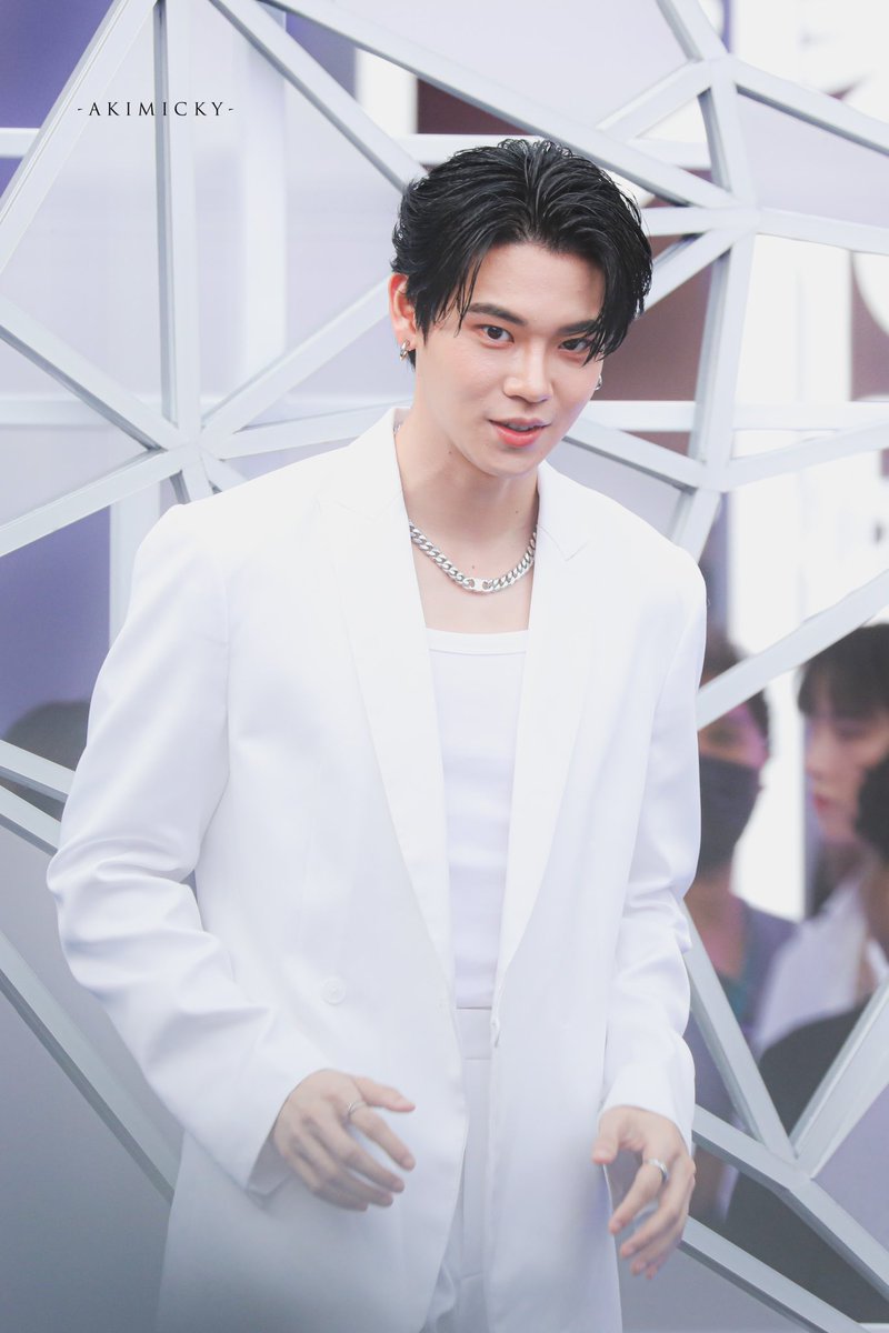 AKMKFWY's tweet photo. ไม่จม ไม่หาย สู้กล้องได้ เพราะหล่อมาก 

@yinyin_anw 
#LancomeBeautyTechxYin
#yinyin_anw https://t.co/velss0588y