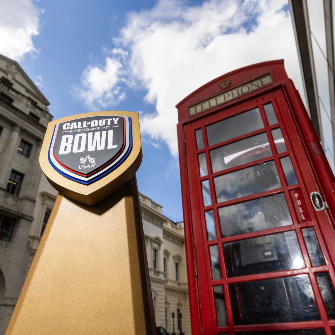 Just your friendly neighborhood trophy, taking a break in front of a #RedPhoneBox during my #RoyalRoadTrip.

Tell mom I say hi. I won’t be back home until #CODEBOWLIV.
