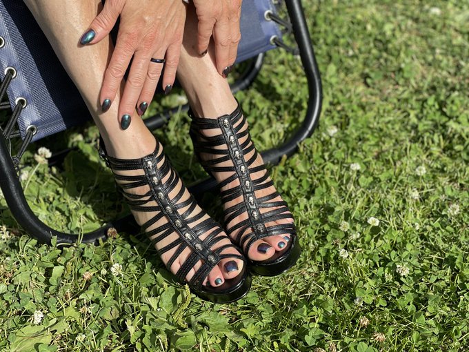 Anise Willow’s pics and videos