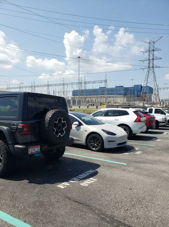 As seen at @TVAnews Browns Ferry Nuclear Plant...you know, the place making all that electricity:

#Jeep 4xE
#Tesla Model 3
#Volvo
#Ford #Mustang Mach E

#EV #electric #alabama #Huntsville https://t.co/KbTzhxILBz