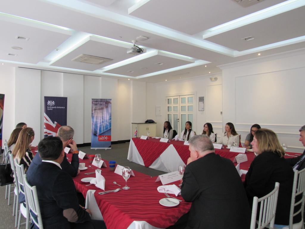 UKinPeru's tweet photo. En su visita a 🇪🇨, Cathryn Law 🇬🇧 @biztradegovuk, acompañada por un equipo del 🇬🇧 y el equipo de DBT en 🇵🇪🇪🇨🇨🇴, tuvo una reunión con @GSK, @AstraZeneca y @ThisIsReckitt, donde intercambiaron ideas para asegurar el acceso a los mercados de salud 🩺 en la región andina. https://t.co/1nTdqYhisd