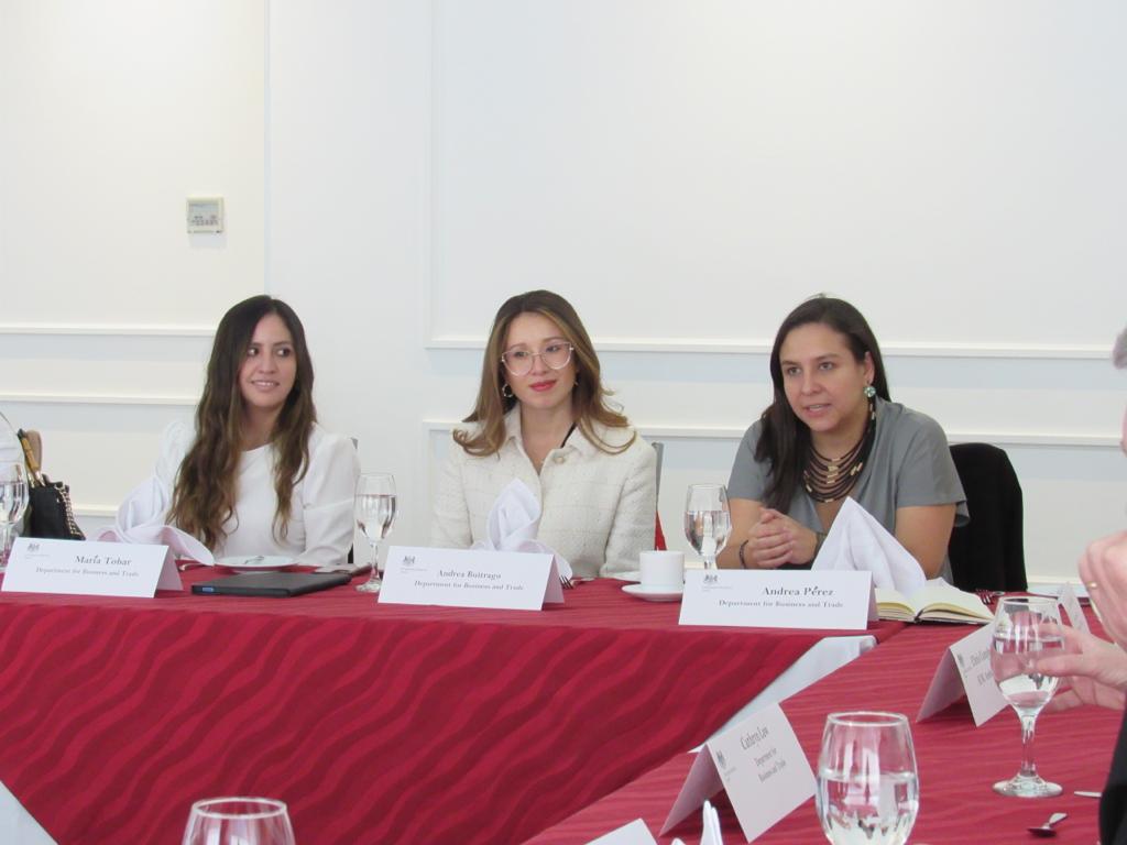 UKinPeru's tweet photo. En su visita a 🇪🇨, Cathryn Law 🇬🇧 @biztradegovuk, acompañada por un equipo del 🇬🇧 y el equipo de DBT en 🇵🇪🇪🇨🇨🇴, tuvo una reunión con @GSK, @AstraZeneca y @ThisIsReckitt, donde intercambiaron ideas para asegurar el acceso a los mercados de salud 🩺 en la región andina. https://t.co/1nTdqYhisd