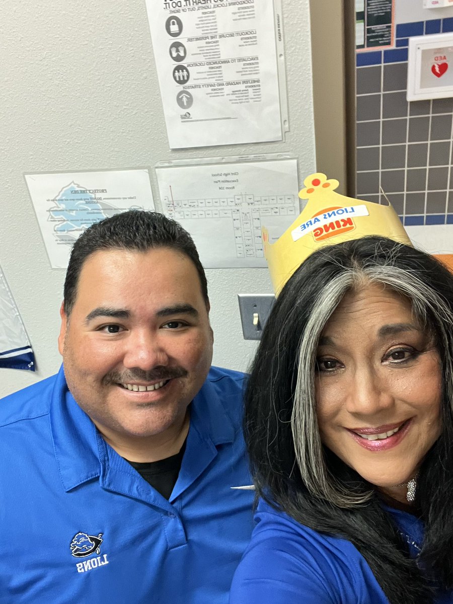 thegolfinglibr1's tweet photo. Ready for Convocation with my buddy Russell! #CLINTISD100 #Kingofthejungle #LionRoyalty @ClintISD @cisdinsttech https://t.co/05KguqWl2V
