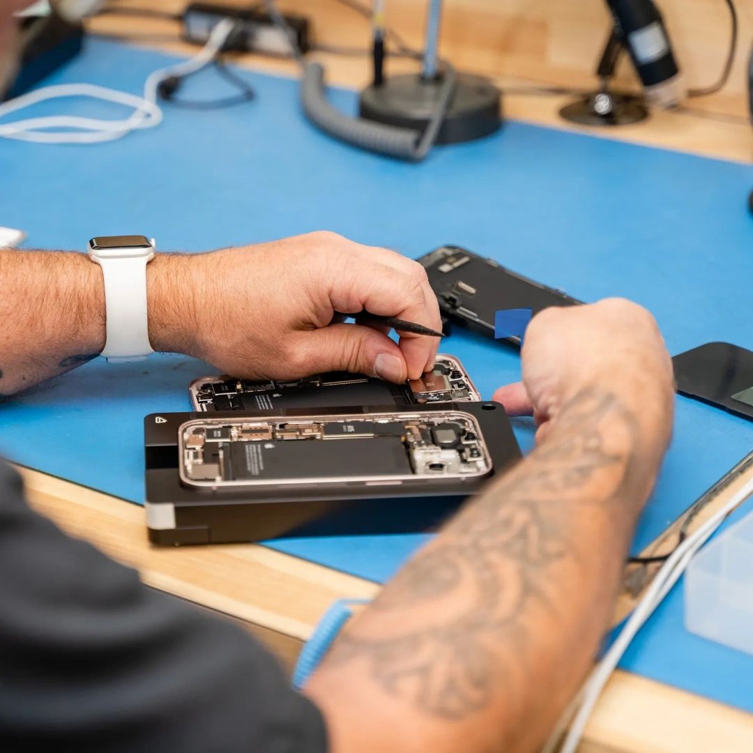 Don't let a broken iPhone slow you down! We prioritize your convenience by offering prompt repair services. Give us a call and schedule an appointment for a hassle-free experience: (321) 773-7788. #VisualDynamicsInc