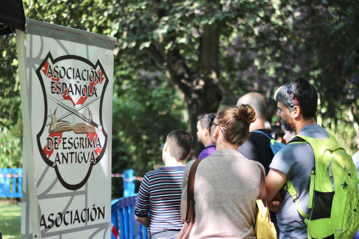 festivalcelsius's tweet photo. Y a espadazos siguen los amigos de la Escuela Asturiana de Esgrima Antigua en las exhibiciones en el Parque de Ferrera #celsius2023 https://t.co/KZCTgHASMJ
