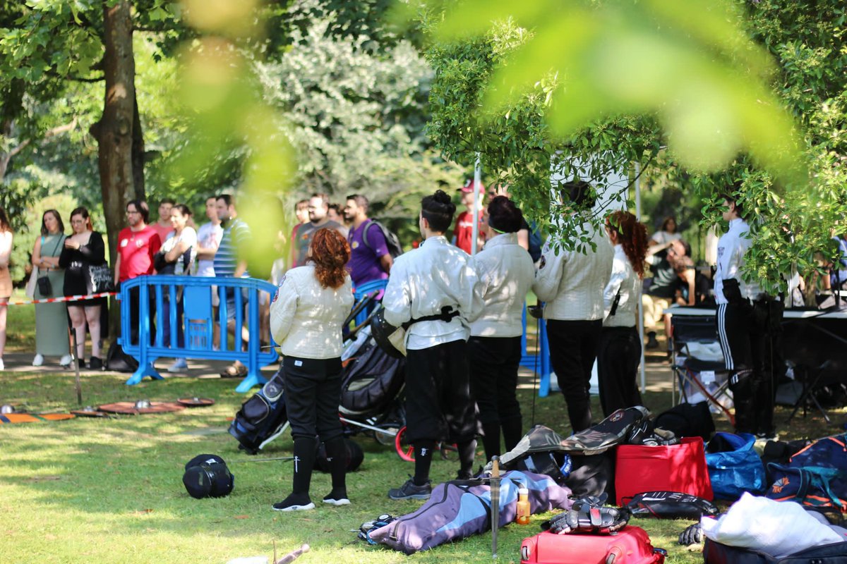 festivalcelsius's tweet photo. Y a espadazos siguen los amigos de la Escuela Asturiana de Esgrima Antigua en las exhibiciones en el Parque de Ferrera #celsius2023 https://t.co/KZCTgHASMJ