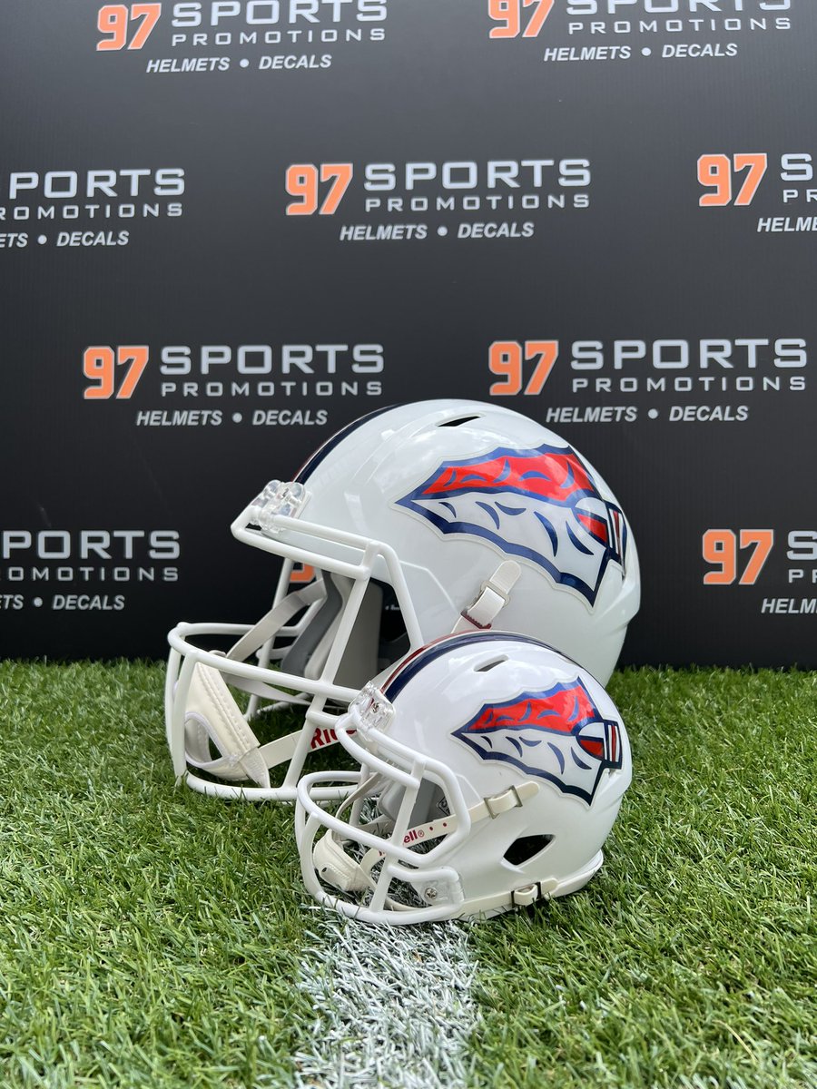 97_sports's tweet photo. If you look South of the River in Knoxville this year, you will see the most gorgeous oversized chrome decals on an all white lid!! Thanks @SDpaulshelton and @SouthDoyleKeeFB for working with us again!! Also, if you love the new look and want a mini helmet, they will soon be available with @_mollyhull Homecoming Campaign.