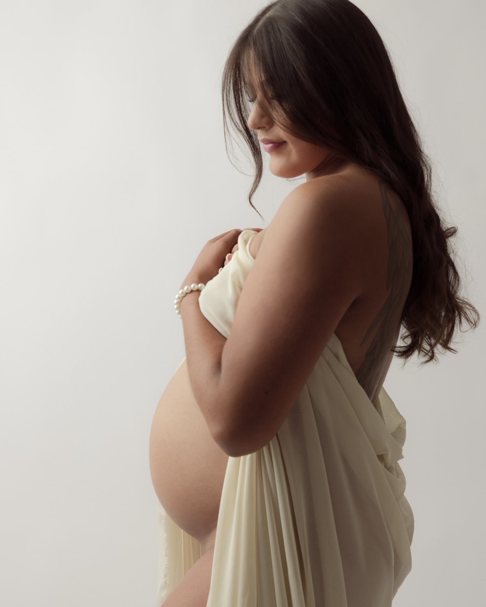 TemeculaPhoto's tweet photo. Gorgeous and Radiant. 💛 
.
Now booking newborn and maternity portrait sessions in our Murrieta studio and outdoor portrait sessions in Temecula or Murrieta. Booking Spring sessions and beyond. Link in Bio @amydawnellephotography https://t.co/Mlz6vsrN5q