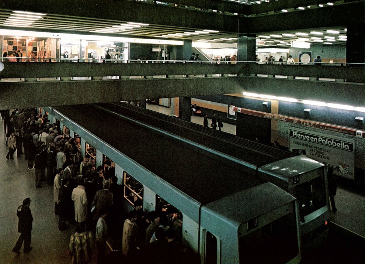 seba_flores's tweet photo. @metrodesantiago Distintas vistas de la estación Universidad de Chile (Línea 1) en 1985 https://t.co/tQdVrWip5J