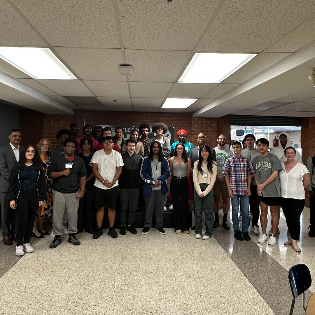 SouthernCTGas's tweet photo. UI/SCG President &amp; CEO Frank Reynolds spoke w/ high school students enrolled in the first-ever Green STEP Summer Training Program, a 3.5-week paid program by @energizect to educate &amp; prepare students for careers in energy efficiency. #TeamUI is proud to support!🔋⚡ https://t.co/48QR5jdllN