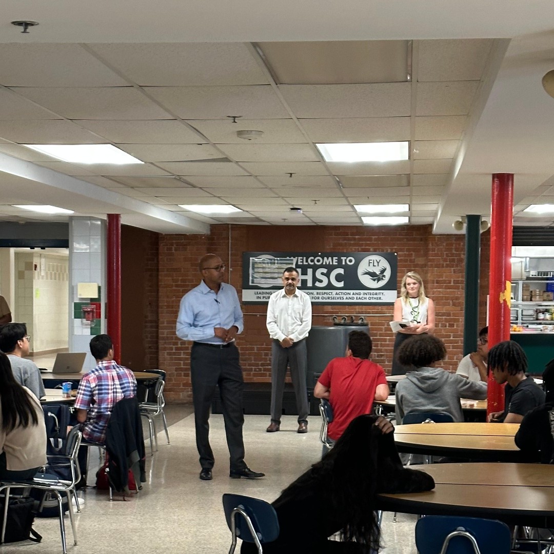 SouthernCTGas's tweet photo. UI/SCG President &amp; CEO Frank Reynolds spoke w/ high school students enrolled in the first-ever Green STEP Summer Training Program, a 3.5-week paid program by @energizect to educate &amp; prepare students for careers in energy efficiency. #TeamUI is proud to support!🔋⚡ https://t.co/48QR5jdllN