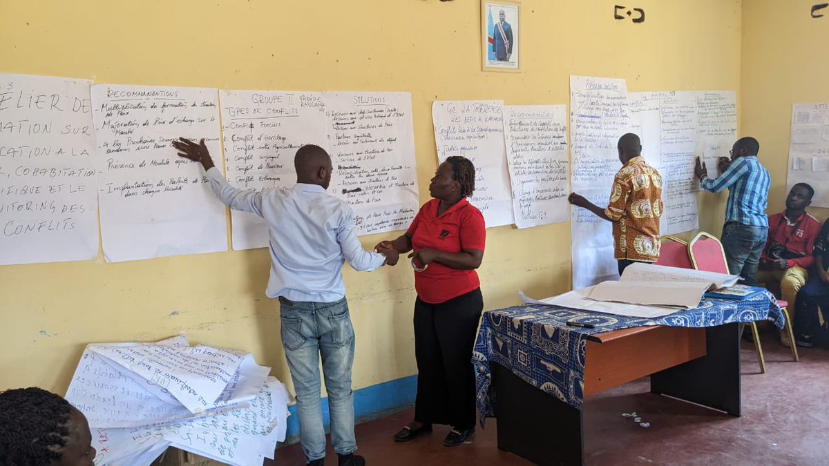 ADIJF1's tweet photo. Avec l'appui dla @giz_drcongo , ADIJF forme pdt 2jrs 60 mbres de structures d paix de Kamanyola sur l technique &amp; méthode d résolut° pacifique de conflit et la promot° de la paix. L capacités de c derniers renforcées dans l'objet de les outiller afin de jouer leur rôle médiateur. https://t.co/gfKwsuB9Oj