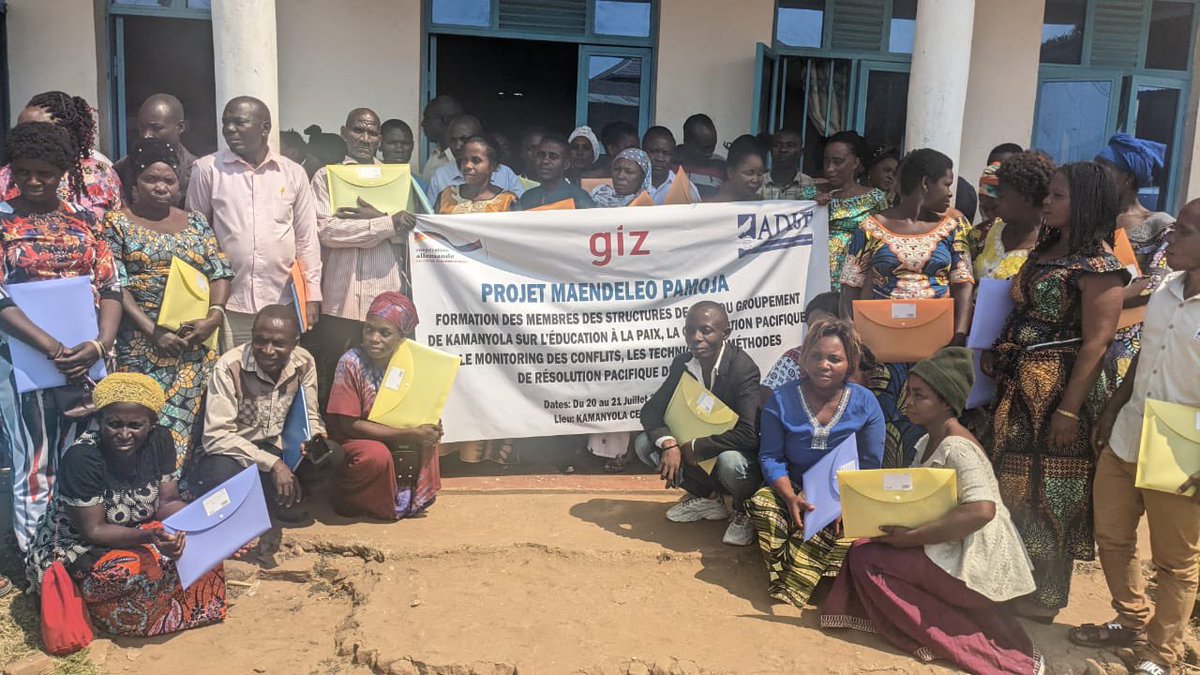 ADIJF1's tweet photo. Avec l'appui dla @giz_drcongo , ADIJF forme pdt 2jrs 60 mbres de structures d paix de Kamanyola sur l technique &amp; méthode d résolut° pacifique de conflit et la promot° de la paix. L capacités de c derniers renforcées dans l'objet de les outiller afin de jouer leur rôle médiateur. https://t.co/gfKwsuB9Oj