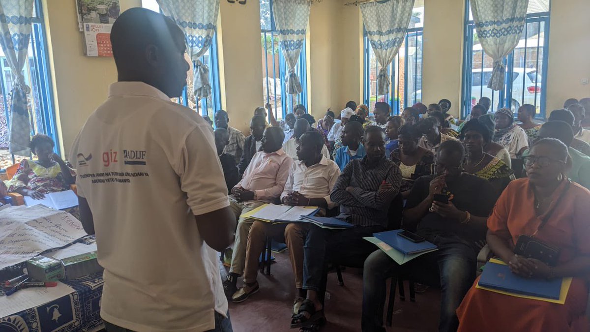 ADIJF1's tweet photo. Avec l'appui dla @giz_drcongo , ADIJF forme pdt 2jrs 60 mbres de structures d paix de Kamanyola sur l technique &amp; méthode d résolut° pacifique de conflit et la promot° de la paix. L capacités de c derniers renforcées dans l'objet de les outiller afin de jouer leur rôle médiateur. https://t.co/gfKwsuB9Oj