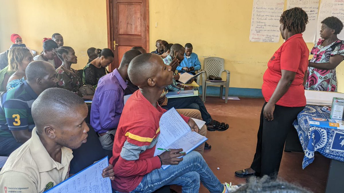ADIJF1's tweet photo. Avec l'appui dla @giz_drcongo , ADIJF forme pdt 2jrs 60 mbres de structures d paix de Kamanyola sur l technique &amp; méthode d résolut° pacifique de conflit et la promot° de la paix. L capacités de c derniers renforcées dans l'objet de les outiller afin de jouer leur rôle médiateur. https://t.co/gfKwsuB9Oj