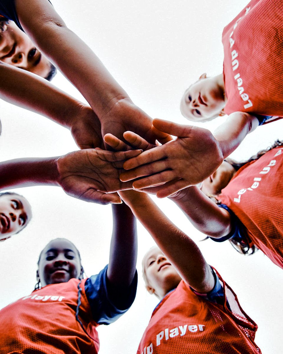 La pasión y la dedicación impulsan nuestro equipo, y hoy celebramos el lanzamiento de nuestra serie #FanLikeAGirl. Prepárate para ver todo el poder de las chicas mientras seguimos a las jugadoras del Club de Fútbol La Finca practicando 'el juego bonito'.