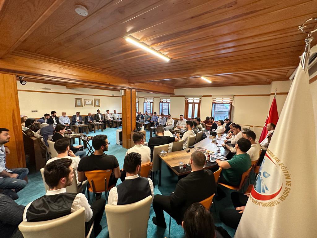 gencesyav's tweet photo. Kızılcahamam’ın değerli büyüğü,MHP Genel Başkan Yardımcısı ve Ankara Milletvekili Sn.Yaşar Yıldırım ESYAV Genel Merkezinde gençler ile Ankara ve Kızılcahamam’ın öneminden bahsetti.Buluşmaya Onursal Başkanımız Hüdaverdi Çakır ve ESYAV Başkanı Prof.Dr.Hasan Ayrancı da iştirak etti. https://t.co/xnEzCey61v