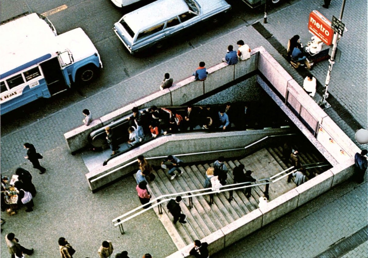 seba_flores's tweet photo. @metrodesantiago Distintas vistas de la estación Universidad de Chile (Línea 1) en 1985 https://t.co/tQdVrWip5J