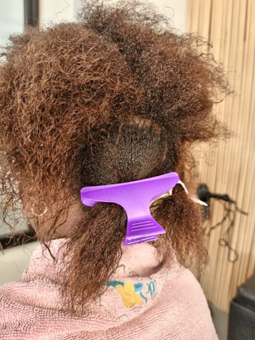 ElleEmoi's tweet photo. Débarrassez-vous vite de vos cheveux cassants (défrisés). Ils ne vous font pas assez apprécier votre #pousse et retardent votre évolution capillaire. #bigchop #bigchoppeuse #challengeafro #teamelleemoi #Dakar https://t.co/Yo9OIA7sXM