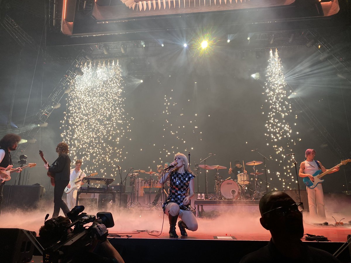 Lily_Rou's tweet photo. How it started… During…. How it ended… @paramore 

I can't wait to memorize this day.
Oh, a picture could not contain the way it feels!
#paramore #ParamoreLA1 #crave https://t.co/Oxcqs1qIV9