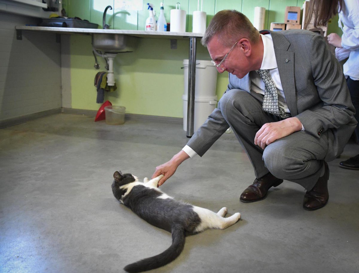 Sasveicinoties ar vienu no saimniekiem Krāslavas novada zemnieku saimniecībā “Kurmīši”