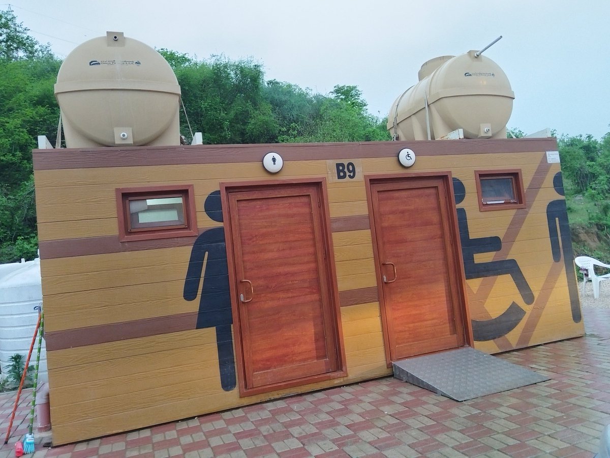 أمانة هذا العام كل دورات المياه التي أستخدمناها بداية من محافظة مسقط وإلى محافظة ظفار نظيفة جدا ويوجد بها عامل نظافة..#خريف_ظفار_2023 من أروع المواسم فخلال أربع أيام الرذاذ لم ينقطع في كل مكان سواء المدينة أو الجبل..وأتوقع الأقبال سيكون كبير خلال الأيام المقبلة..#عُمان جميلة