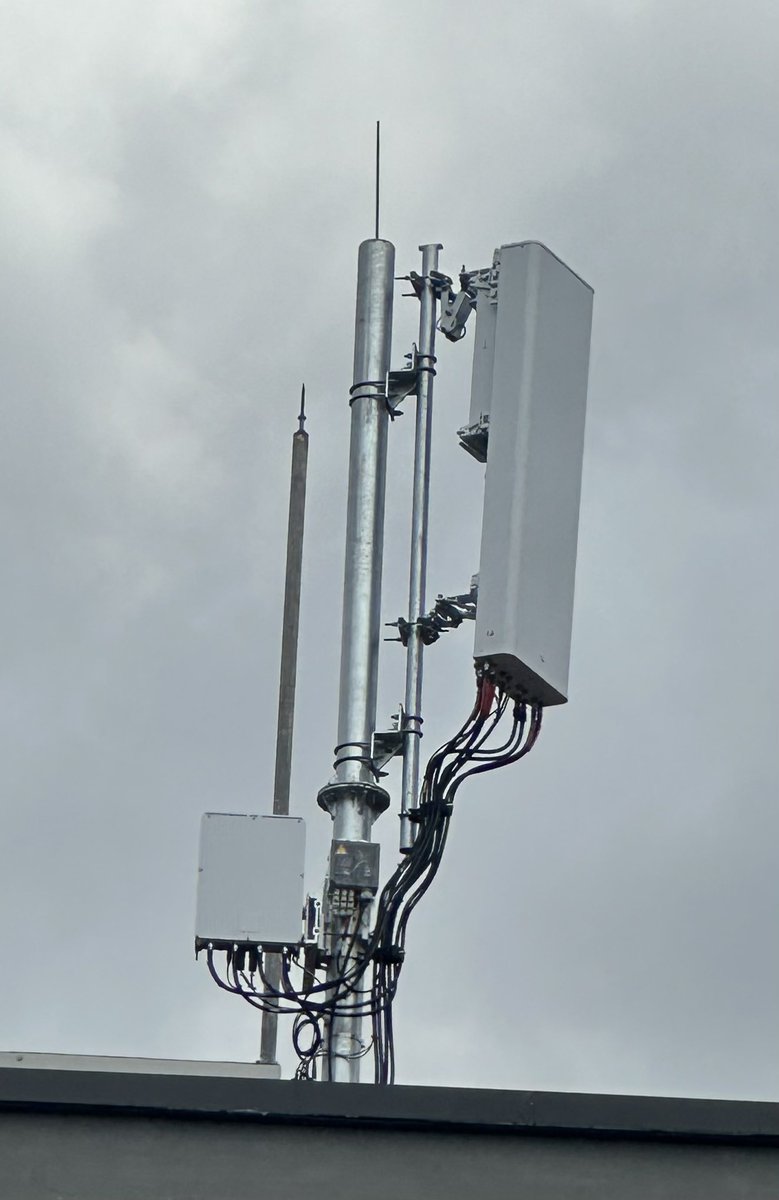 JakeExec's tweet photo. Great Performance and Speeds from Vodafone UK on the new Ericsson Air 3218 Antenna &amp; Radio unit at Gatwick Airport #5G #vodafoneuk #thebestnetwork #feeltheconnection @Ker_Anderson @Andreasdona72 @PaulCrisp_1 https://t.co/6cNqFmm3C8