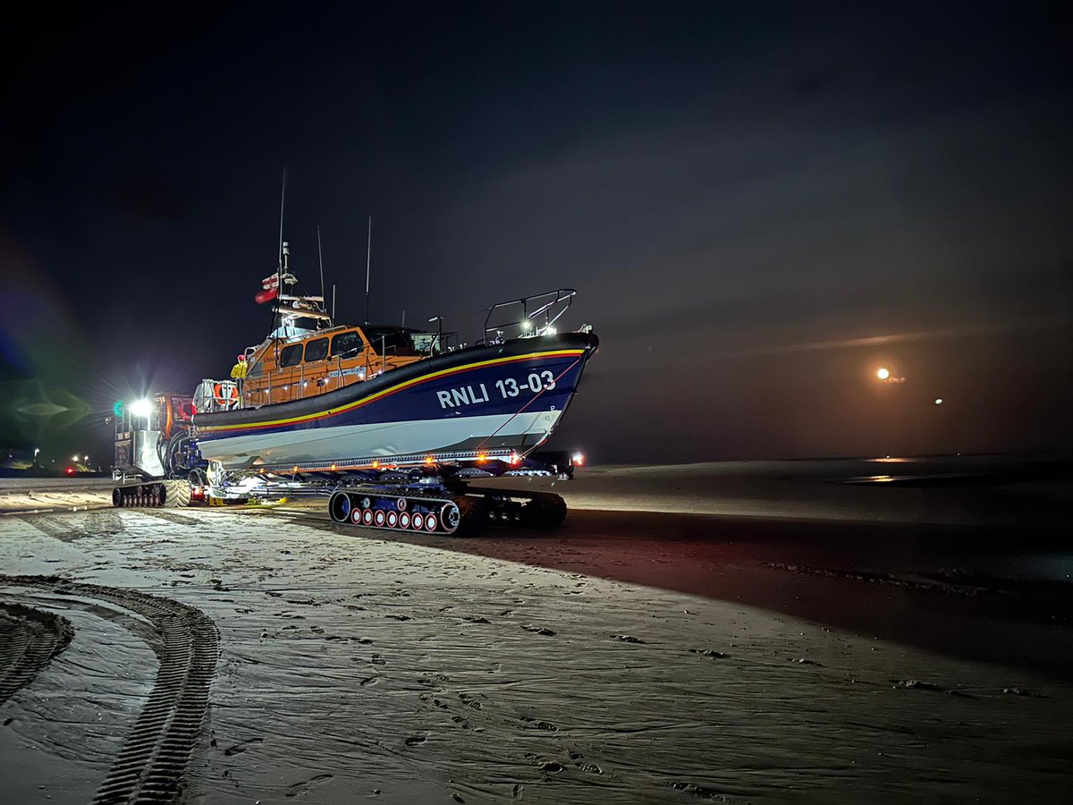ExmouthRNLI's tweet photo. Some fantastic images of our Exmouth @RNLI All Weather Shannon Lifeboat 13-03 R & J Welburn being launched recently. Credit : Jake Butt RNLI
#rnli #lifeboats #slars #shannon #beach #sea #exmouth https://t.co/XdUPfCIW4V