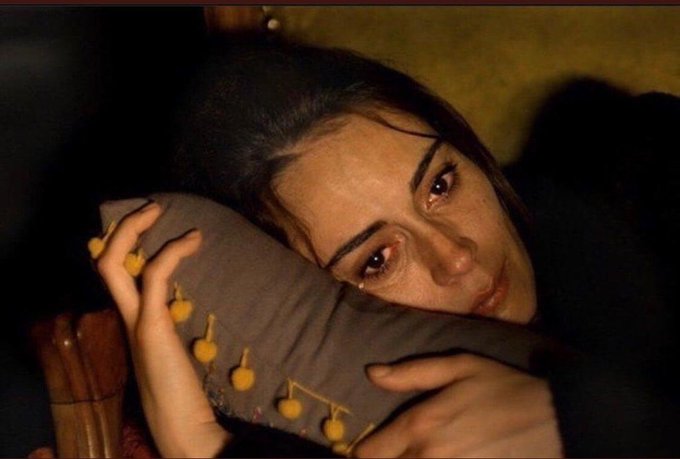 kayboIduk's tweet image. Çevrem: yaşıyorsun bu hayatı 

Yalnız kaldığımda: