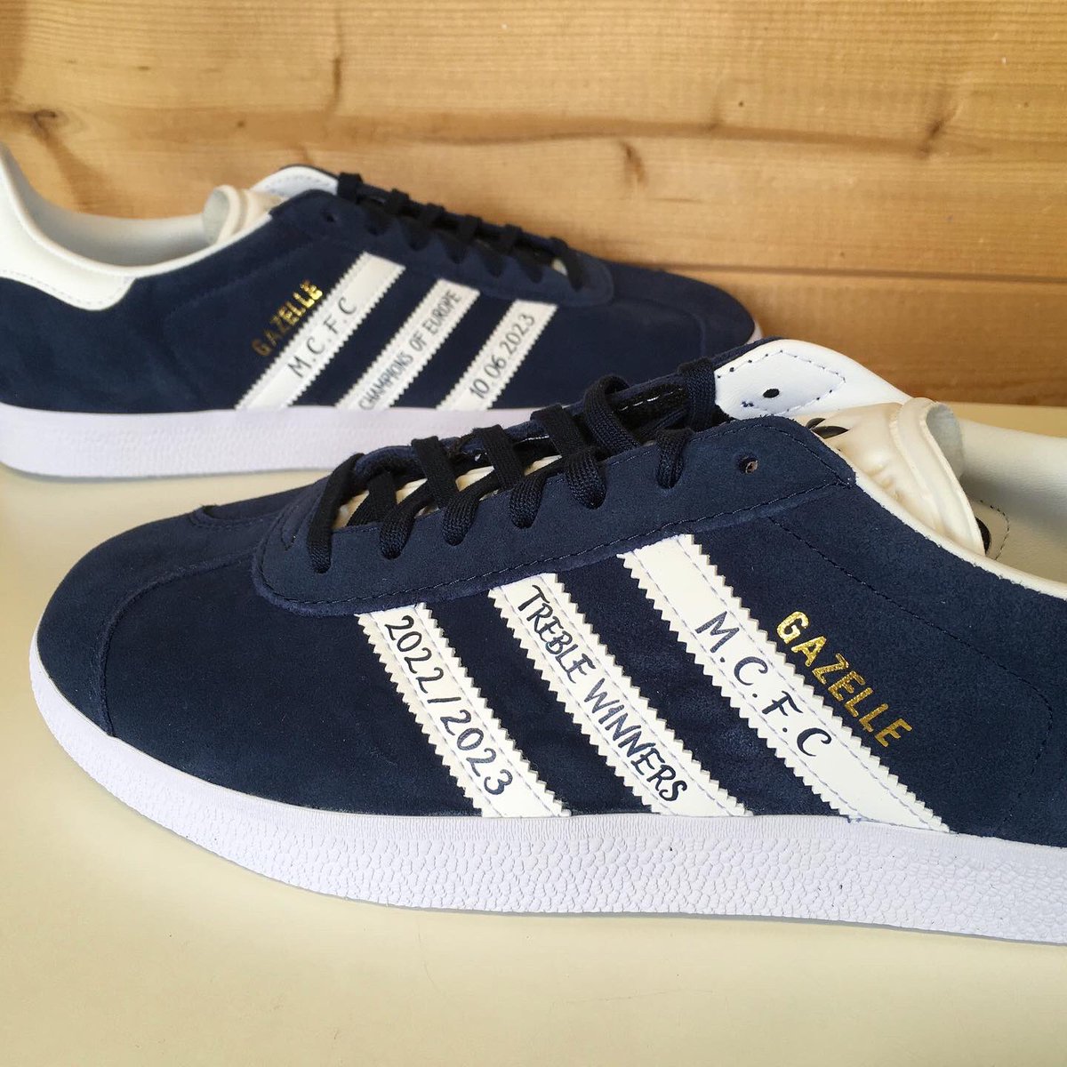 CustomConverse's tweet photo. 🩵 Personalised Adidas Gazelles for all the @ManCity fans. M.C.F.C Treble Winners 2022/2023 Champions of Europe 10.06.2023 🩵

https://t.co/v61byibdQA

#adidas #adidasoriginals #personalised #mcfc #mancity #treblewinners #championsofeurope #handpainted #customadidas https://t.co/EDtP92pzuk