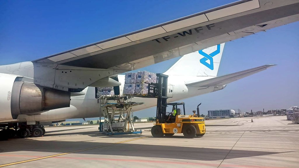 L'UE soutient le Tchad face aux conséquences de à la crise au Soudan. 

Le Tchad accueille déjà l’une des plus grandes populations de réfugiés de la région. 

J'annonce une aide humanitaire supplémentaire👇. De plus,le 3ème vol du pont aérien humanitaire 🇪🇺 atterrira à N'Djamena.