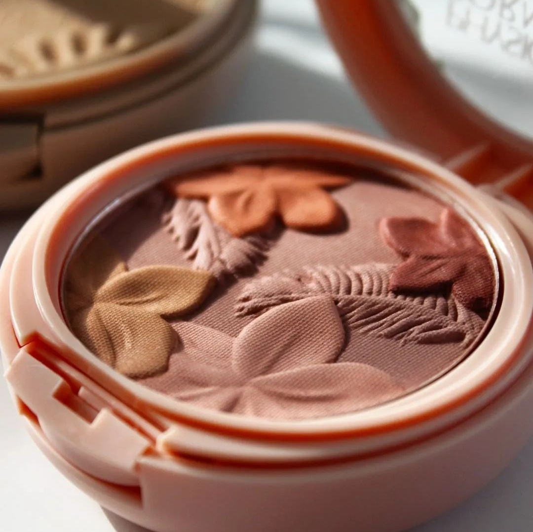 PFCosmetics's tweet image. Say hello to the perfect matte flush with Matte Monoi Butter Blush! 🌺✨ Get ready to glow from within by shopping at your local @Walgreens or by tapping here: pformu.la/WAG-MMBB 
#Walgreens #PhysiciansFormula
Image: glamorable