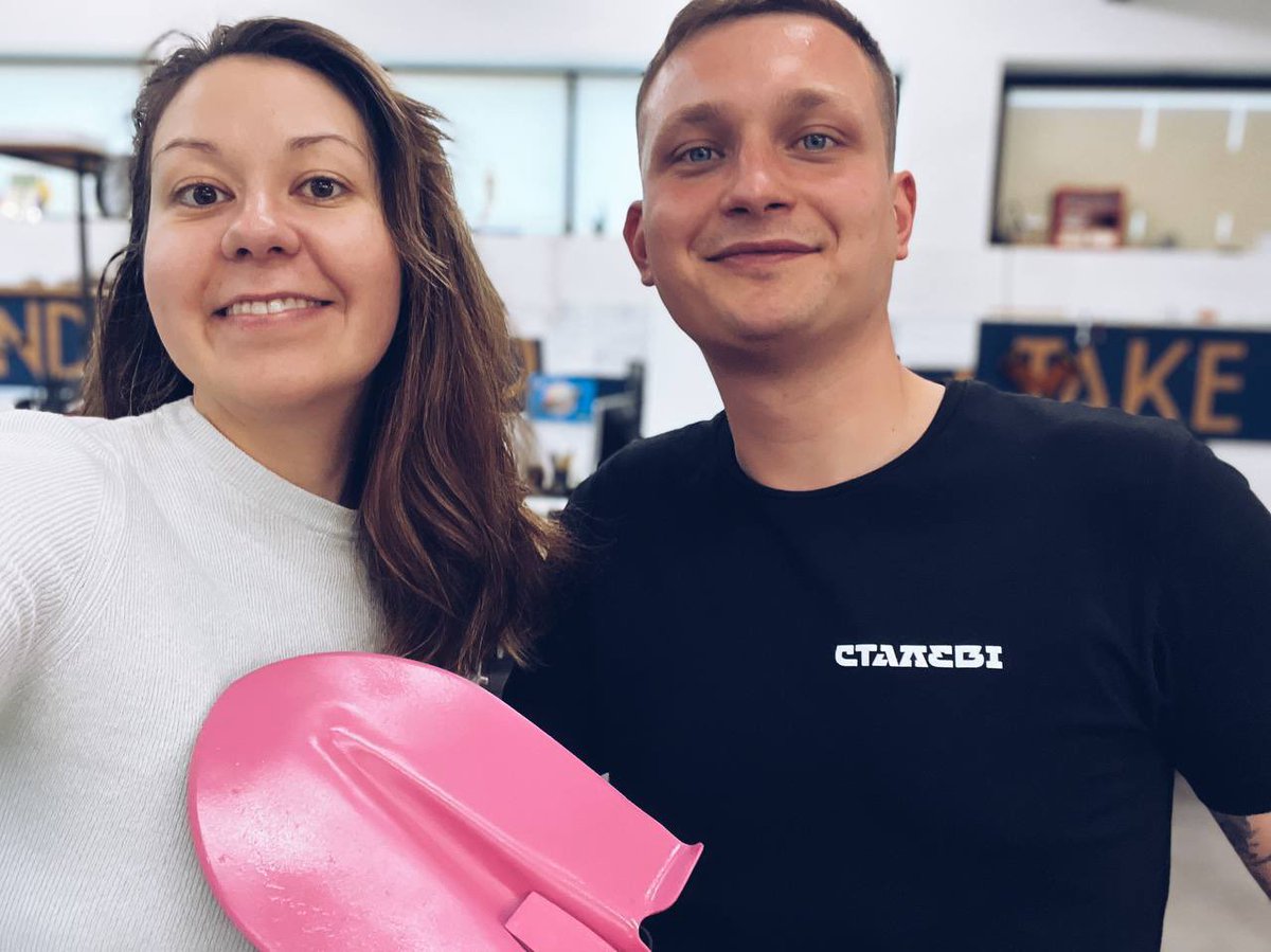 Це ми з <a href="/glinjanijkot/">glinjanij_kit</a>  вкрали рожеву лопату @yaadmiralmeow 
Нам піде, але друзям з морської піхоти треба лопати адекватного кольору, причому треба їх 500 штук, а нам на це треба 75 тисяч гривень, і ви можете нам допомогти
Посилання на банку у коментарях