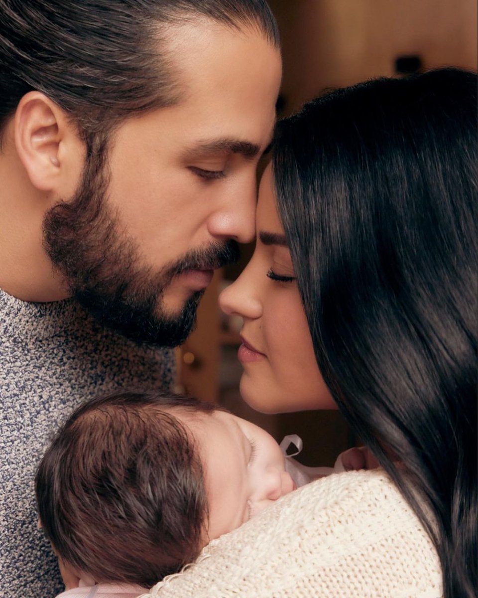 GlamourMex's tweet image. ¡Es tiernísima y se parece mucho a su papá! Aquí las primeras fotos de la hija de Maite Perroni y Andrés Tovar ❤️  glamour.mx/articulos/mait…