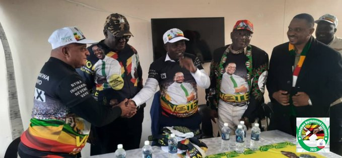 ChaibvaG's tweet photo. im very pleased to welcome more #Returnees4ED in Bulawayo where 800 former Chamisa supporters decided to leave him and join @ZANUPF_Official led by President @edmnangagwa. Their reason is that there is no hope in being led by 3 people, him, mahere and Ostalos https://t.co/sQiXUhT6Fr