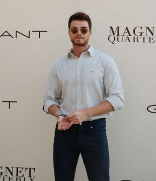 Dur iki dakikalığına sakalına olan öfkemi bir kenara bırakıyorum tamam mı ? Bu tarz, bu look nedir arkadaş