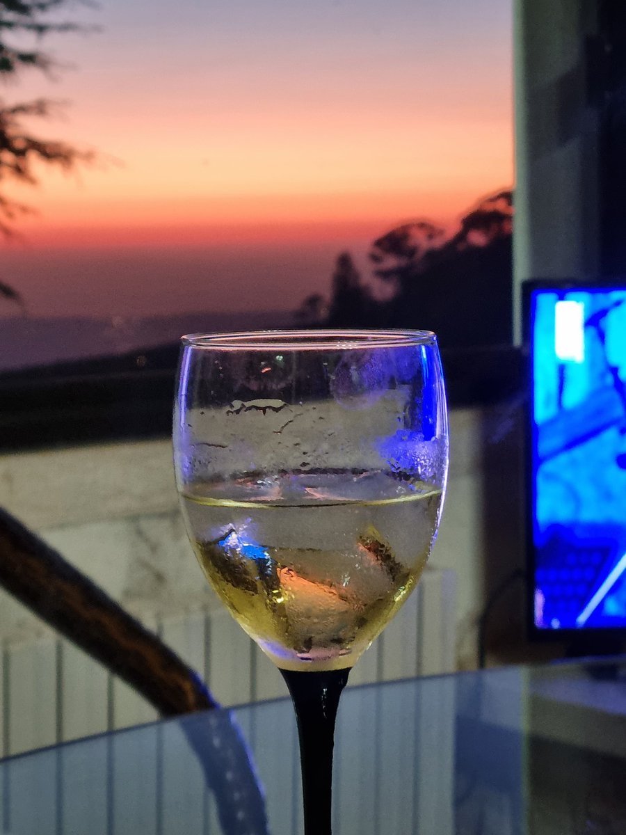 HOPE56350726's tweet photo. Cheers🥂🔥
#Moscatel
#Sunset_time https://t.co/BYq1Fbcswv