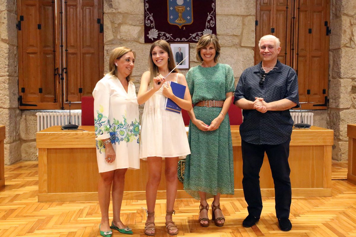 ponteareas_gal's tweet photo. 😍 Incrible a paixón, o talento e a creatividade que rebosa #MaríaDomínguez, unha novísima compositora 🎼 e directora ponteareá que vén de gañar o prestixioso concurso 'Juan José Olives'. 🏆
Máis ℹ️ https://t.co/q20d6fzuQE
#recepción #homenaxe #compositora #música #Ponteareas https://t.co/jeIgcZvA7k