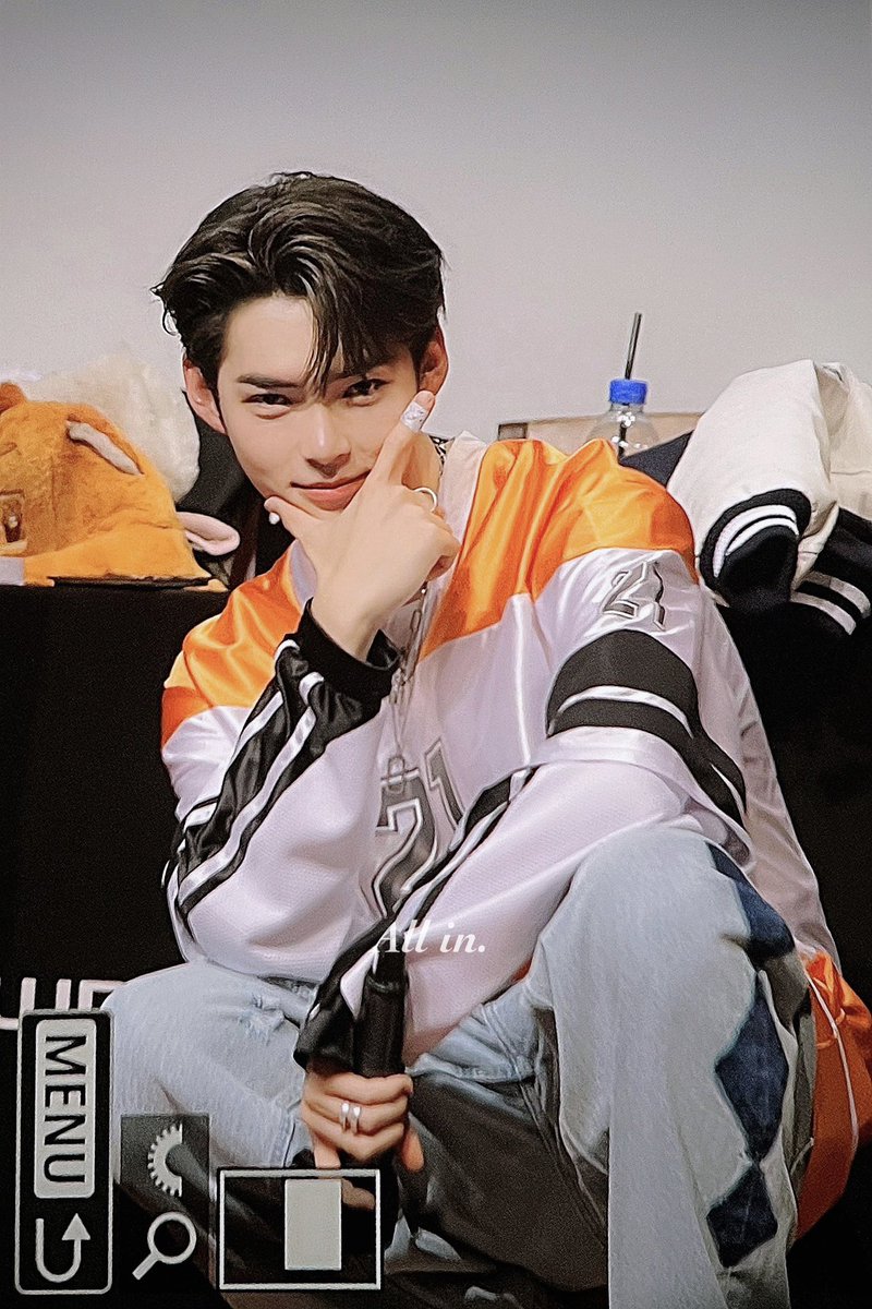 allin_shb's tweet photo. 230721 반전매력 🤓 #ZEROBASEONE #제로베이스원 #ZB1 #성한빈 #SUNGHANBIN https://t.co/INWYkkLijQ